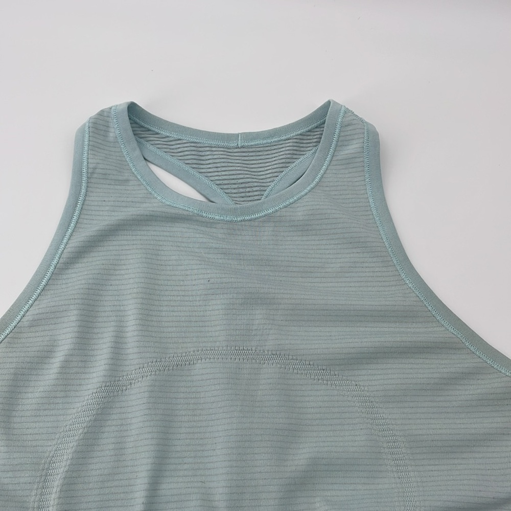 Lululemon Workout Tank in Light Blue 8 A6 - Picture 5 of 5